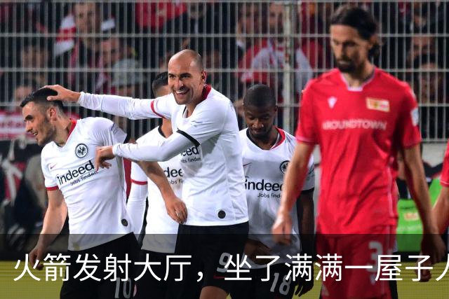 火箭发射大厅，坐了满满一屋子人，他们都在干嘛？